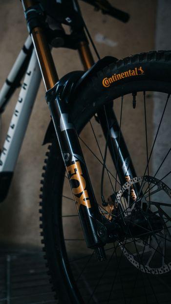 Używany Commencal Supreme V5 2024 Mountainbike — zdjęcie 8 z 9
