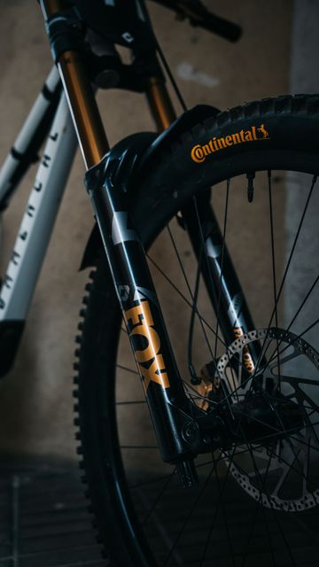 Used Commencal Supreme V5 2024 Mountainbike, White — image 8 of 9