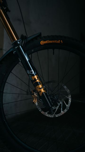 Used Commencal Supreme V5 2024 Mountainbike, White — image 7 of 9
