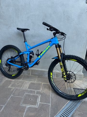 Used Trek Slash 9.8 27.5 2016 2016 Mountainbike, Blue, 27.5 — image 1 of 8