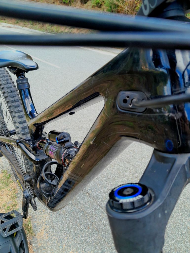 Canyon Torque 29 CF 7 2023 2023 Mountainbike usato, Nero — immagine 9 di 12