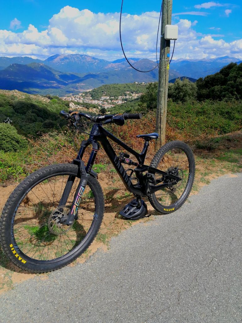 Canyon Torque 29 CF 7 2023 2023 Mountainbike usato, Nero — immagine 2 di 12