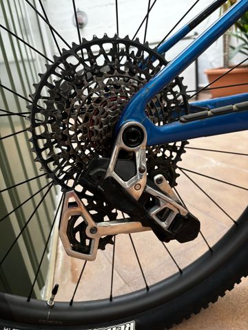 Used Trek Supercaliber SRAM GX Eagle AXS (T-Type) 2024 Mountainbike, Blue — image 7 of 9