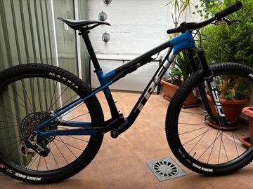 Used Trek Supercaliber SRAM GX Eagle AXS (T-Type) 2024 Mountainbike, Blue — image 1 of 9