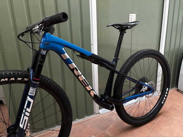 Used Trek Supercaliber SRAM GX Eagle AXS (T-Type) 2024 Mountainbike, Blue — image 2 of 9