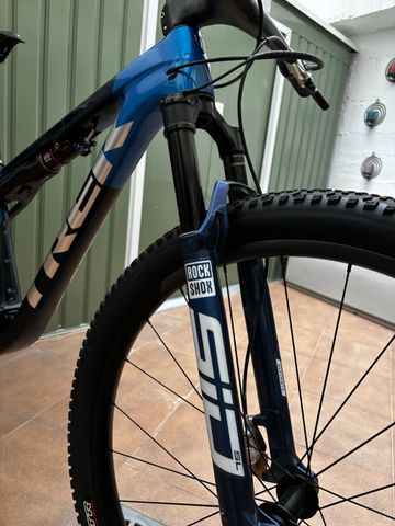 Used Trek Supercaliber SRAM GX Eagle AXS (T-Type) 2024 Mountainbike, Blue — image 3 of 9