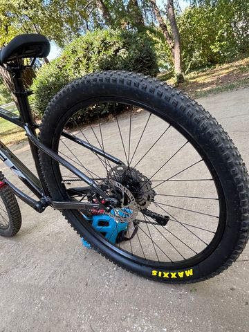 Used Trek Marlin 6 Gen 3 2025 2025 Mountainbike, Red, 27.5, 29 — image 9 of 11