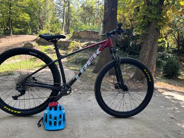Used Trek Marlin 6 Gen 3 2025 2025 Mountainbike, Red, 27.5, 29 — image 1 of 11