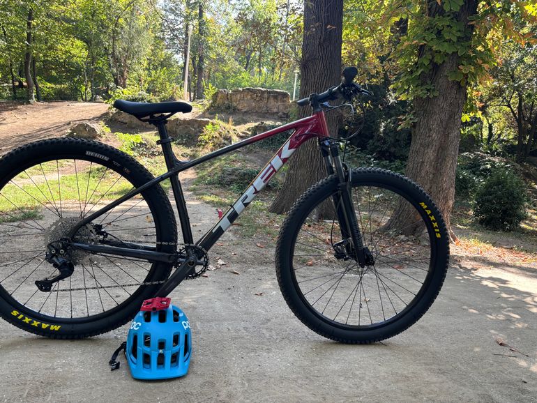 Used Trek Marlin 6 Gen 3 2025 2025 Mountainbike, Red, 27.5, 29 — image 1 of 11