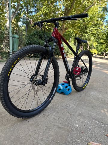 Used Trek Marlin 6 Gen 3 2025 2025 Mountainbike, Red, 27.5, 29 — image 3 of 11