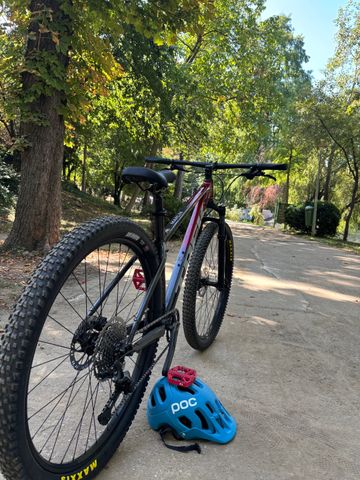 Used Trek Marlin 6 Gen 3 2025 2025 Mountainbike, Red, 27.5, 29 — image 2 of 11