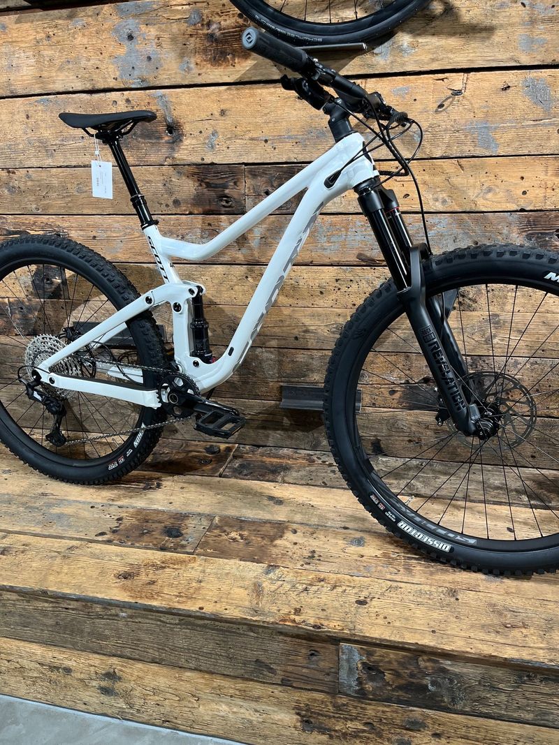 Used Scott Genius 940 2022 2022 Mountainbike, White, 29 — image 1 of 3