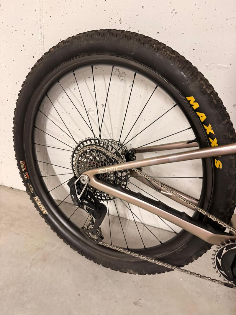 Used Specialized Epic SRAM XX SL Eagle AXS (T-Type) 2024 Mountainbike, Light Gray — image 10 of 22