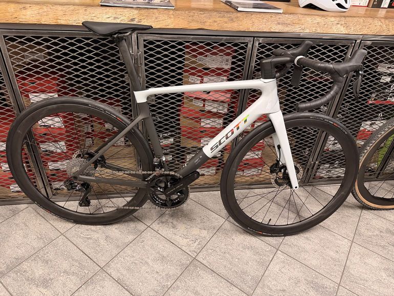 Used Scott Addict Rc PRO MY25 2025 Road & Gravel, White — image 2 of 24