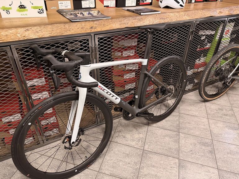 Used Scott Addict Rc PRO MY25 2025 Road & Gravel, White — image 8 of 24
