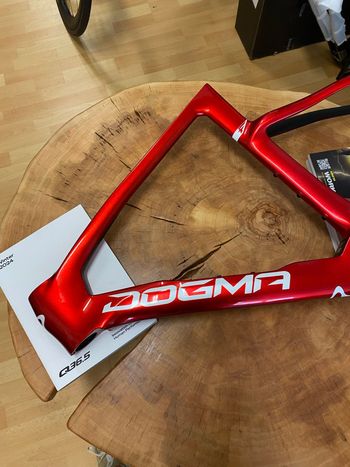 Used Pinarello Dogma F Starry Red 2025 540 2025 Road & Gravel, Rot — image 2 of 20