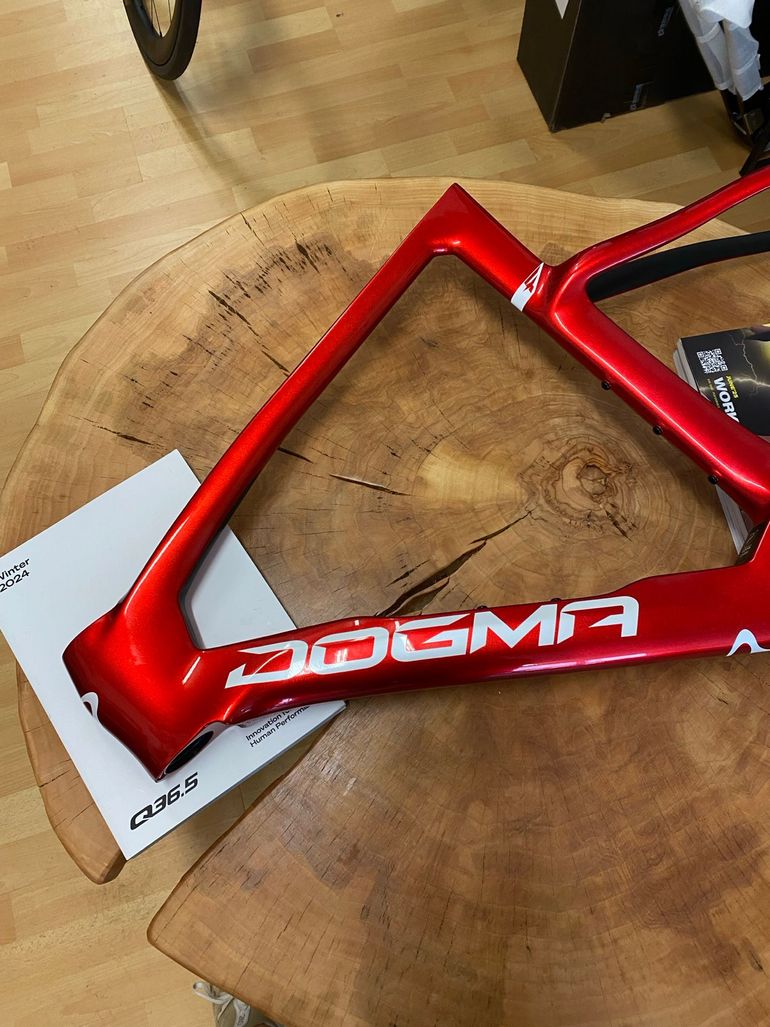 Used Pinarello Dogma F Starry Red 2025 540 2025 Road & Gravel, Rot — image 2 of 20
