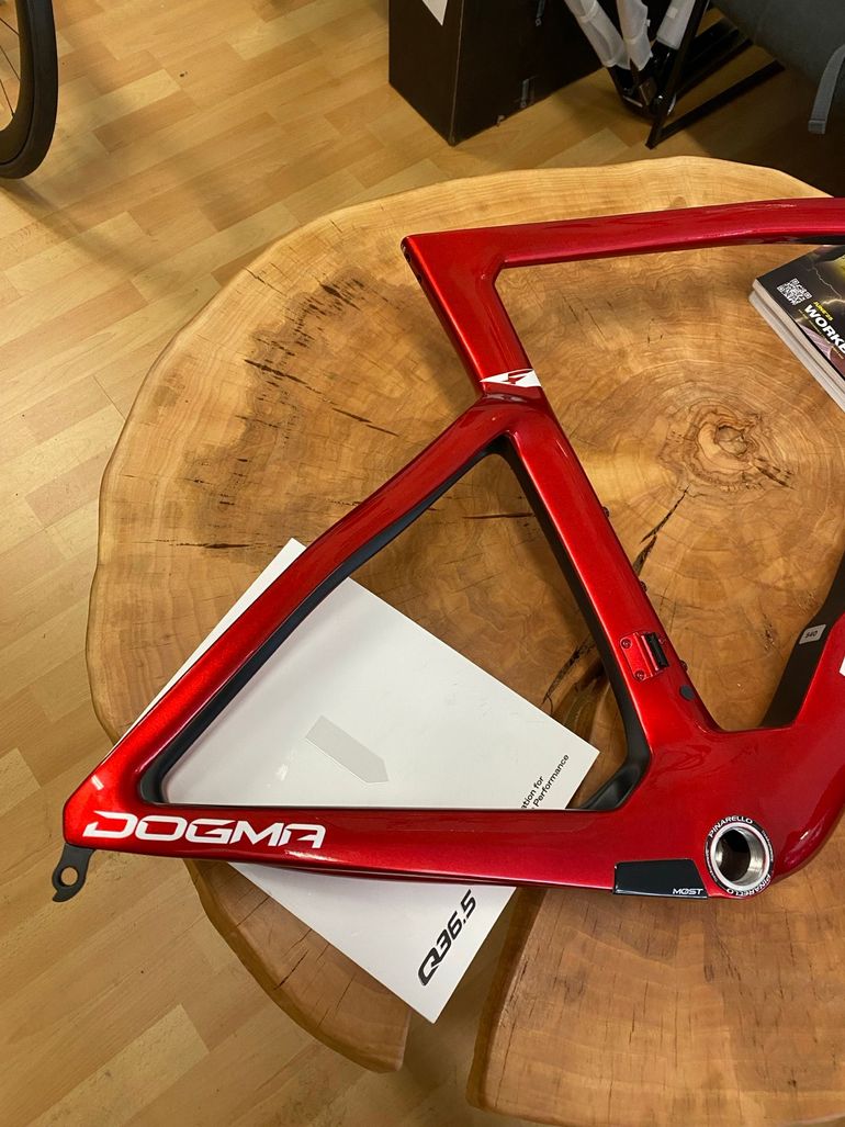 Used Pinarello Dogma F Starry Red 2025 540 2025 Road & Gravel, Rot — image 8 of 20