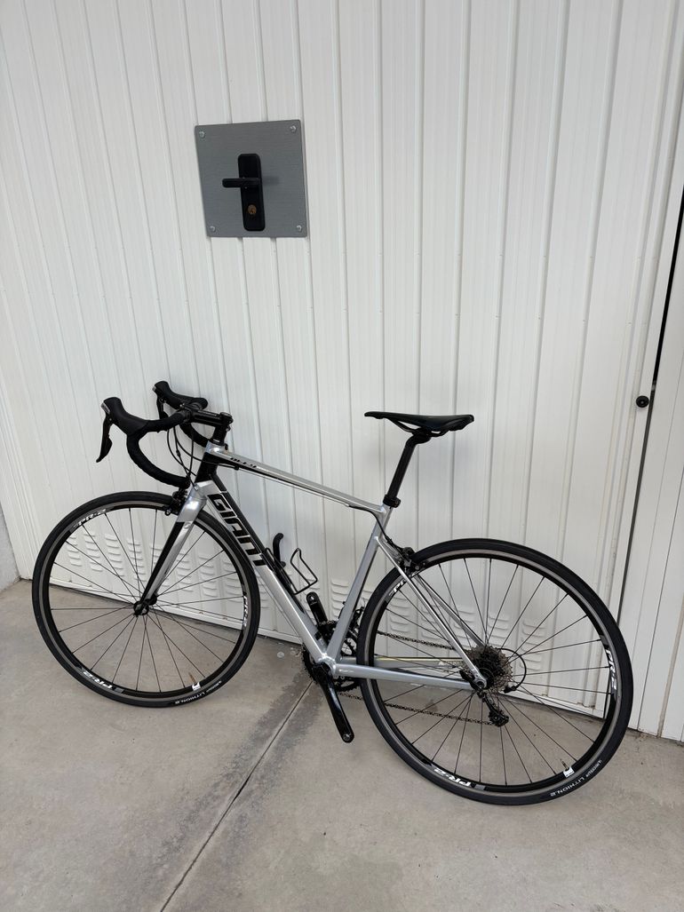 Used Giant Defy 1 2015 2015 Road & Gravel, Light Gray — image 2 of 3