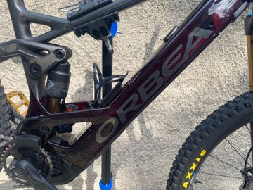 Tweedehands Orbea WILD FS M-TEAM 2022 Mountainbike — afbeelding 6 van 9
