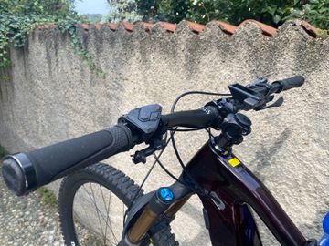 Tweedehands Orbea WILD FS M-TEAM 2022 Mountainbike — afbeelding 8 van 9
