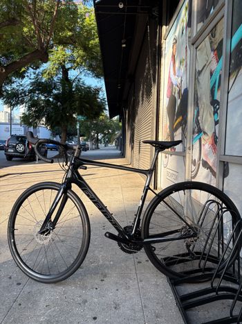 Giant Defy ロードバイク 黒 700C 2022年モデルカーボンロードバイク最新在庫情報