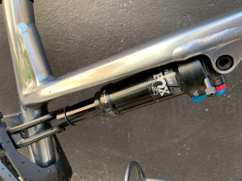 Used Commencal META AM 29 ESSENTIAL 2021 2021 Mountainbike, Light Gray, 29 — image 6 of 9