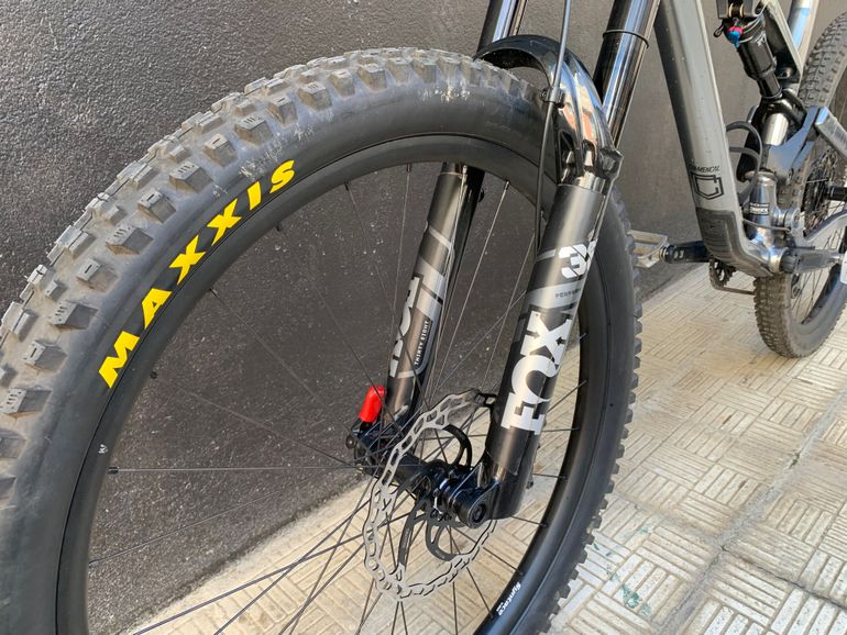 Used Commencal META AM 29 ESSENTIAL 2021 2021 Mountainbike, Light Gray, 29 — image 7 of 9