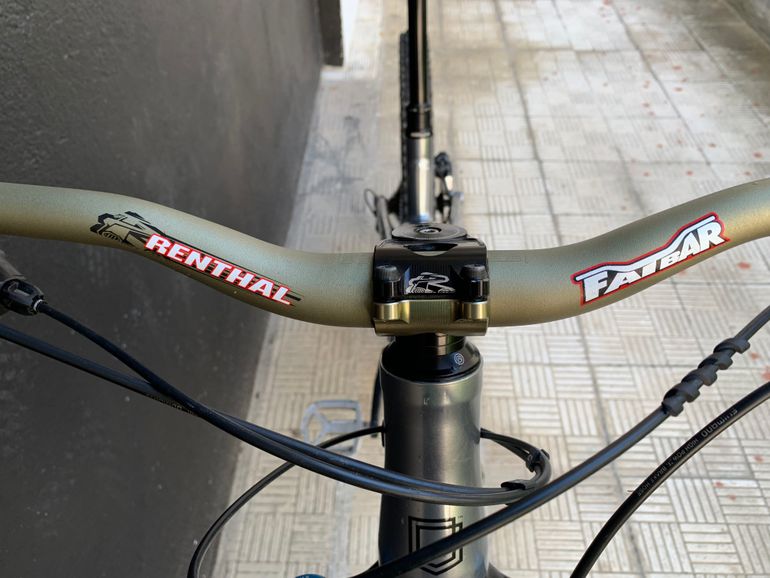 Used Commencal META AM 29 ESSENTIAL 2021 2021 Mountainbike, Light Gray, 29 — image 2 of 9