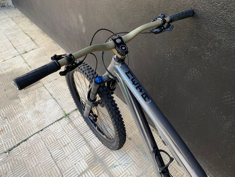 Used Commencal META AM 29 ESSENTIAL 2021 2021 Mountainbike, Light Gray, 29 — image 8 of 9