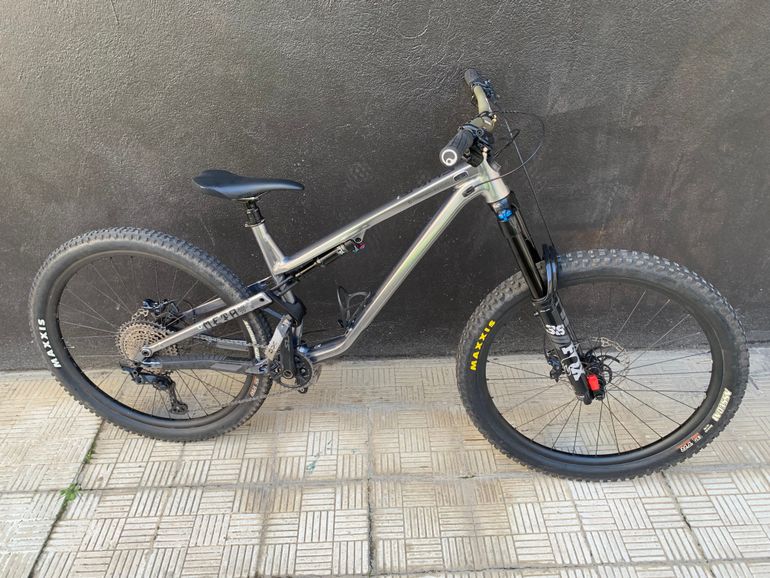 Used Commencal META AM 29 ESSENTIAL 2021 2021 Mountainbike, Light Gray, 29 — image 1 of 9