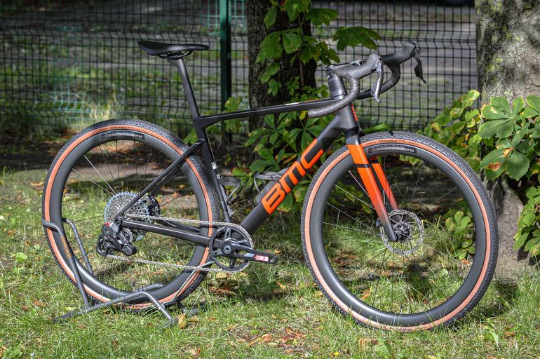 BMC 01 FOUR Rival AXS Black/Neon Red 2025