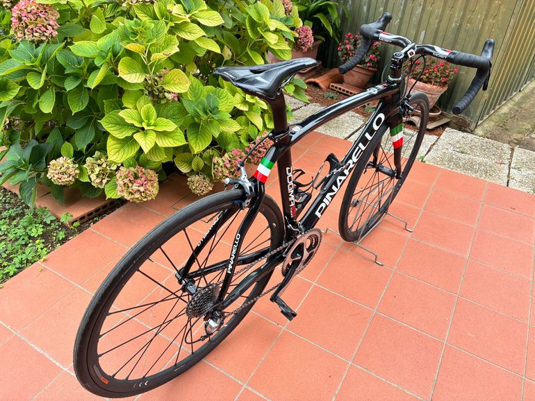 Used Pinarello DOGMA 65.1 THINK 2  ITALIAN FLAG 2014 Road & Gravel, Schwarz — image 2 of 10