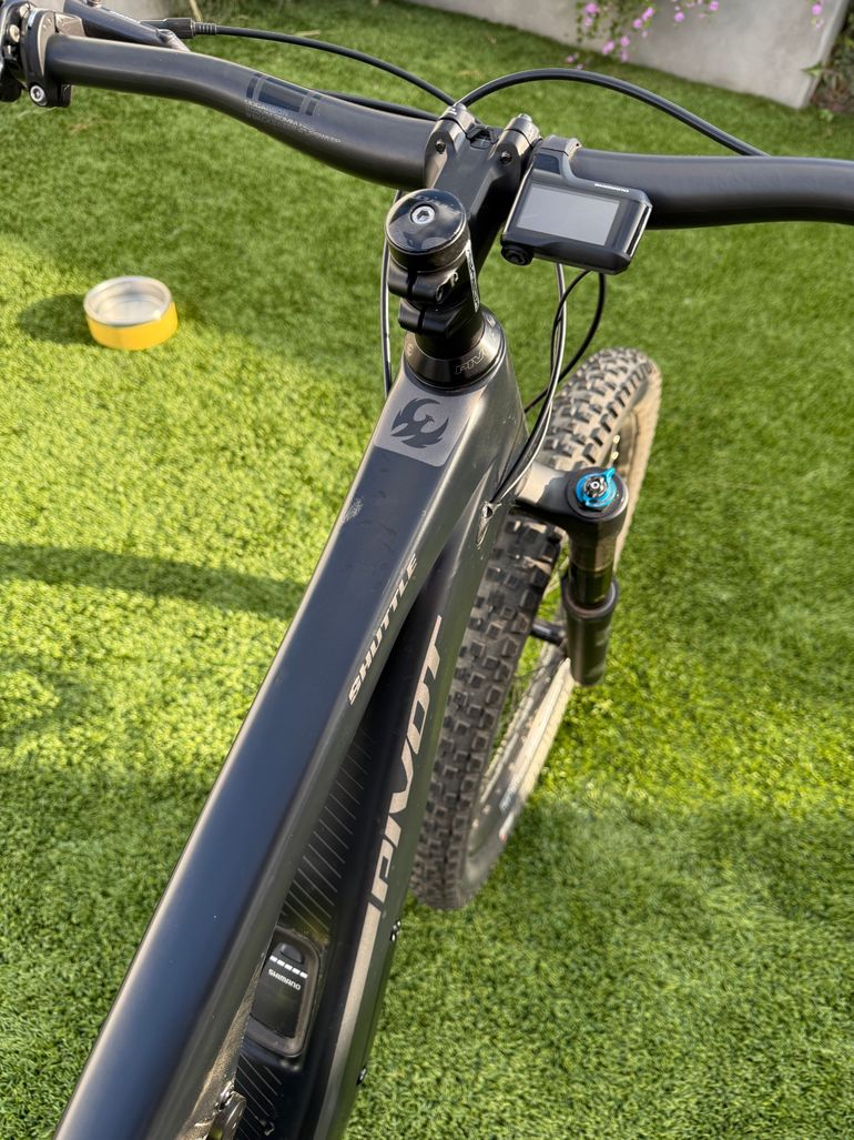 Used Pivot Shuttle Shimano Deore XT Di2 2019 Mountainbike, Black — image 5 of 12