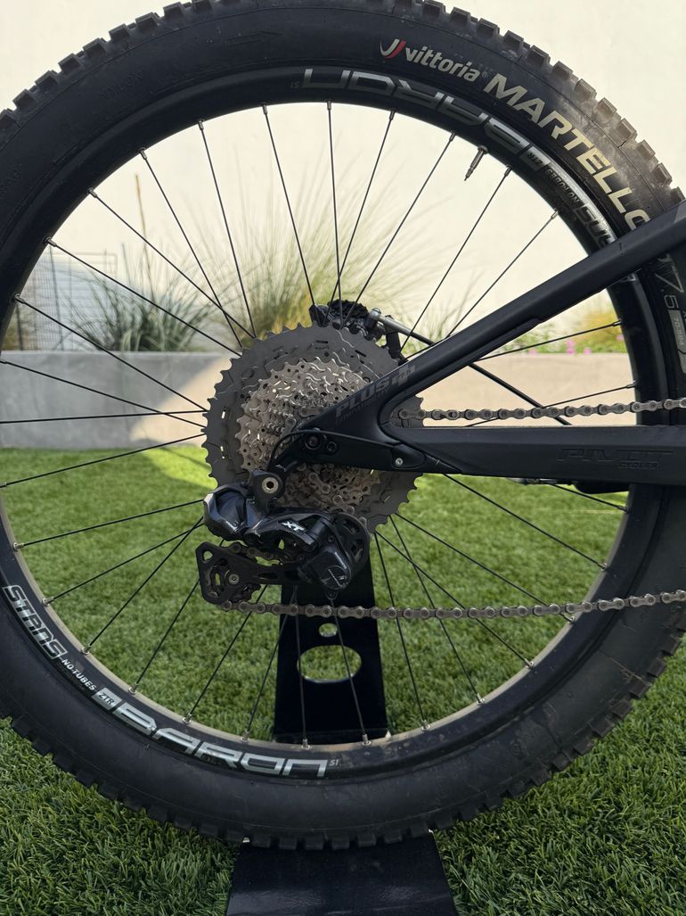 Used Pivot Shuttle Shimano Deore XT Di2 2019 Mountainbike, Black — image 3 of 12