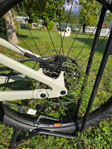 Cannondale Moterra 3 2025 Mountainbike usato, Grigio chiaro — immagine 4 di 6