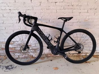Used Trek Domane Shimano 105 Di2 2023 Road & Gravel, Black — image 2 of 6