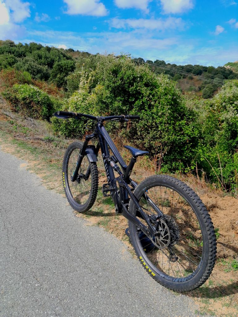Canyon Torque 29 CF 7 2023 2023 Mountainbike usato, Nero — immagine 2 di 10