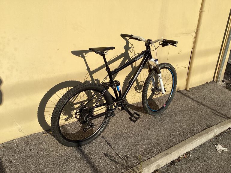 Used Trek ARTIGIANALE 2024 Mountainbike, Black — image 6 of 7