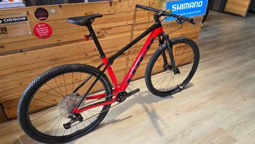 Used Trek Procaliber 9.5 2024 2024 Mountainbike, Orange, 29 — image 2 of 4