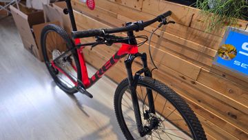 Used Trek Procaliber 9.5 2024 2024 Mountainbike, Orange, 29 — image 3 of 4