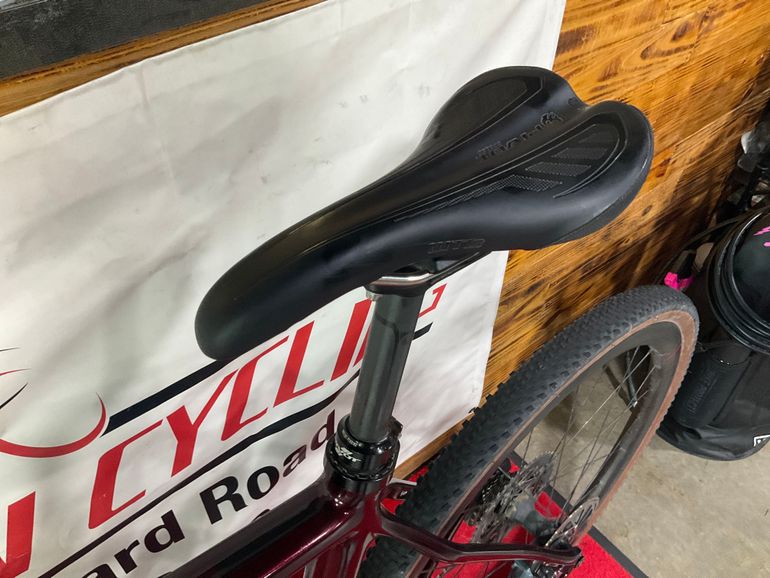 Used Pivot VAULT Team Force w/ Carbon Wheels 2022 2022 Road & Gravel, Red — image 4 of 4