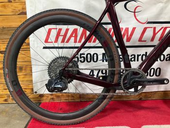 Used Pivot VAULT Team Force w/ Carbon Wheels 2022 2022 Road & Gravel, Red — image 2 of 4