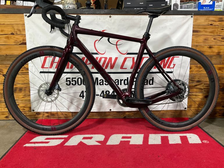 Used Pivot VAULT Team Force w/ Carbon Wheels 2022 2022 Road & Gravel, Red — image 3 of 4
