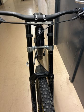 Used Trek Session 8 2023 2023 Mountainbike, Black, 29 — image 8 of 11