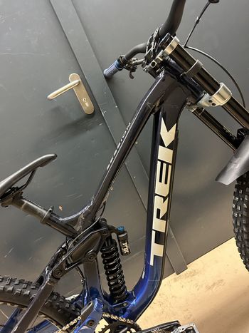 Used Trek Session 8 2023 2023 Mountainbike, Black, 29 — image 5 of 11