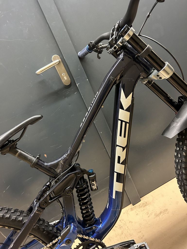 Used Trek Session 8 2023 2023 Mountainbike, Black, 29 — image 5 of 11