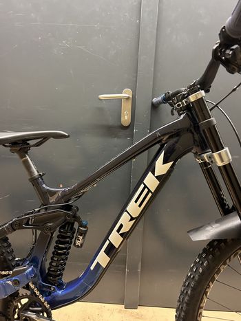 Used Trek Session 8 2023 2023 Mountainbike, Black, 29 — image 7 of 11
