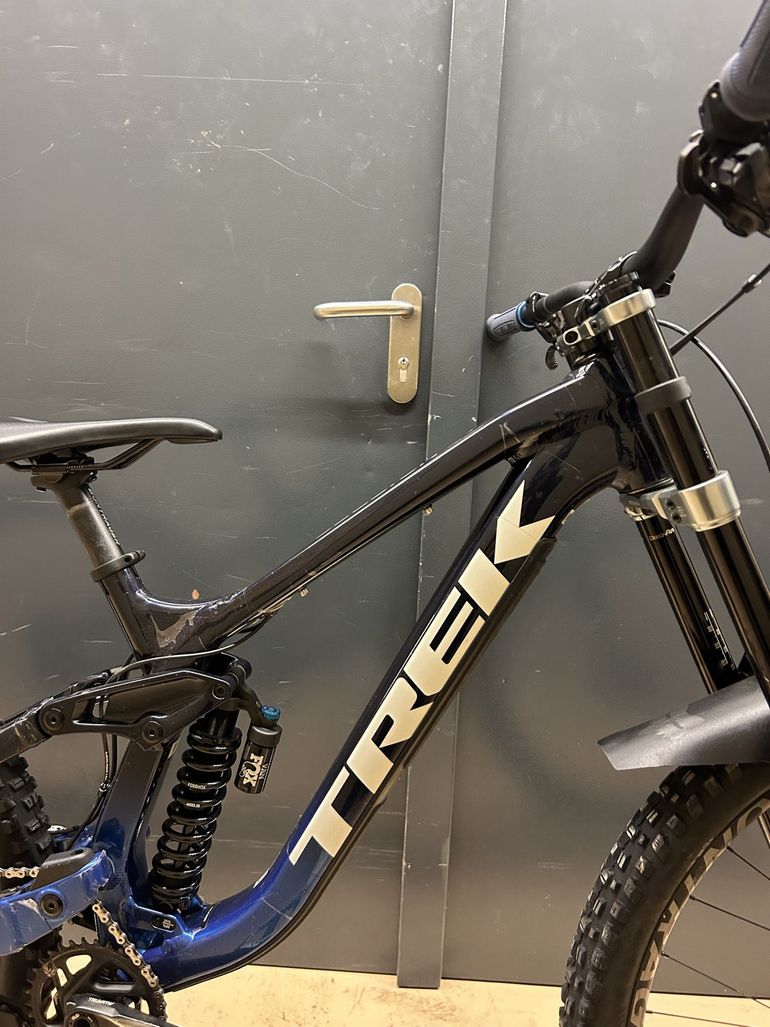 Used Trek Session 8 2023 2023 Mountainbike, Black, 29 — image 7 of 11