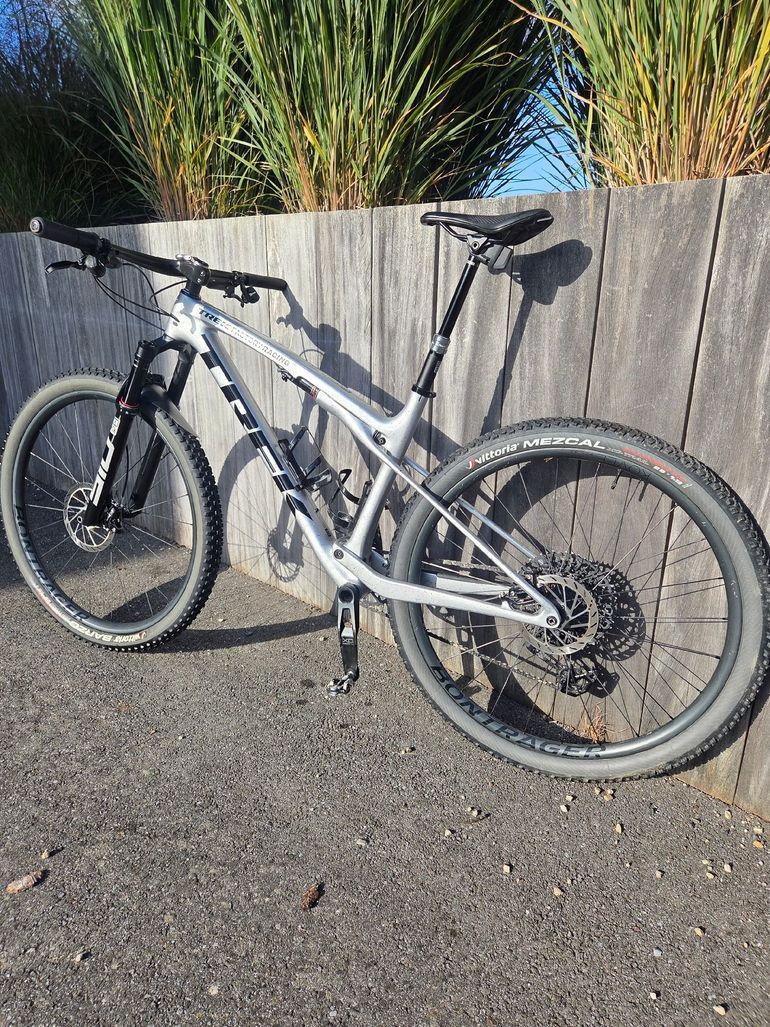 Used Trek Supercaliber SRAM X01 Eagle AXS 2024 Mountainbike, Light Gray — image 1 of 8